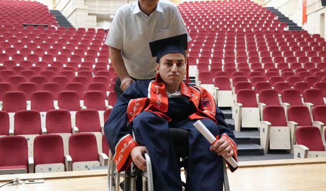 Babasının her gün okula götürüp getirdiği fiziksel engelli Abdullah, mezun oldu