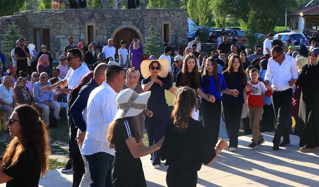 Binali Yıldırım, geleneksel 'Harman Şenliği'nde tırpanla ekin biçti