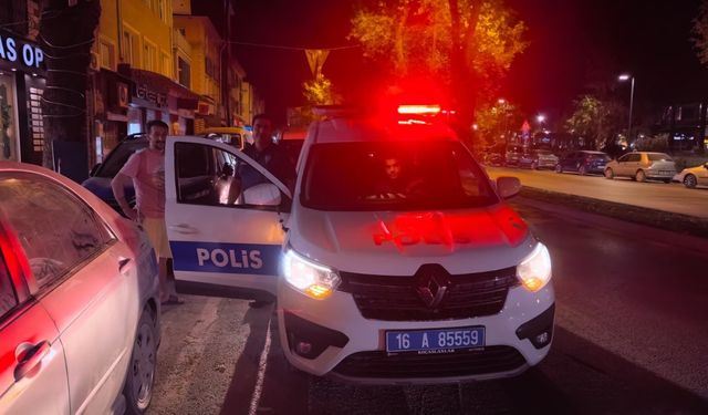 Bursa'da aracın üzerinde bulduğu çantadaki 30 bin TL'yi polise teslim etti