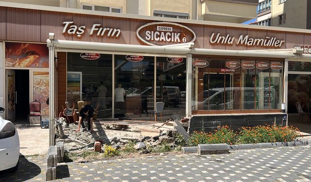Çarpışan otomobillerden biri fırına girdi