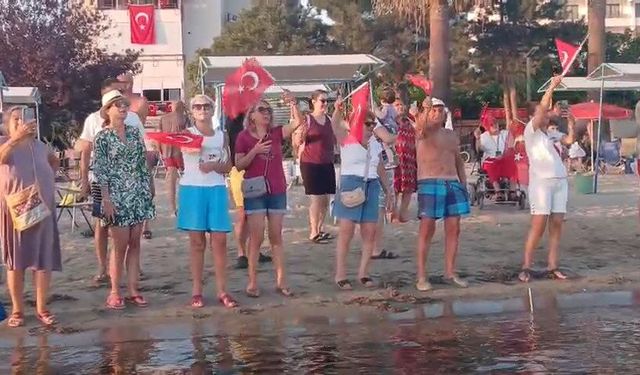Erdek'te 30 Ağustos coşkusu: Teknedeki müziğe sahildeki tatilciler bayraklarla eşlik etti