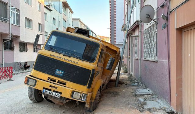 Hafriyat kamyonu, çöken yoldaki çukura düştü