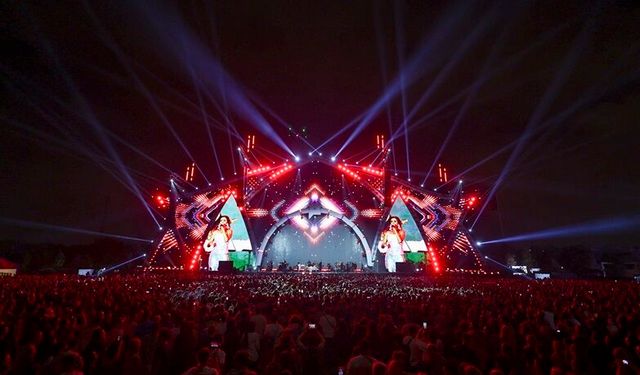 İstanbul Festivali'nde Semicenk ve Yıldız Tilbe sahne aldı