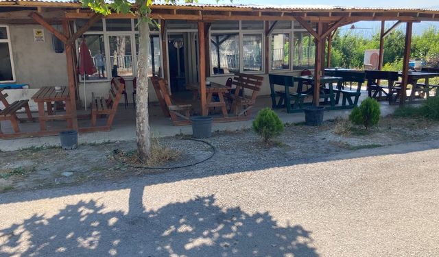 Kapalı kahvehanenin masasını kullanıp su içen aile, ayrılırken para ile not bıraktı
