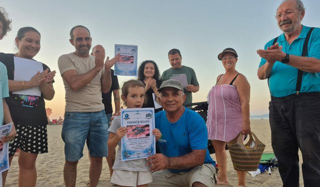 Kuşadası'nda caretta caretta yavruları denizle buluştu