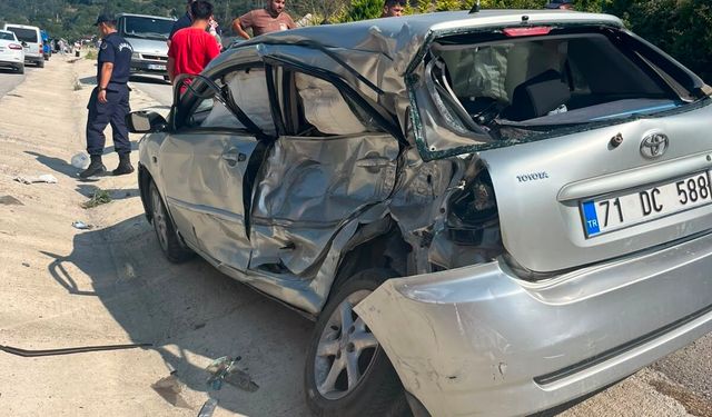Otomobil ile kamyon kavşakta çarpıştı; 3 yaralı