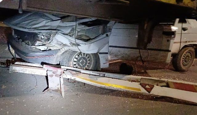 Otomobil, park halindeki TIR'a çarptı; alkollü sürücü yaralandı