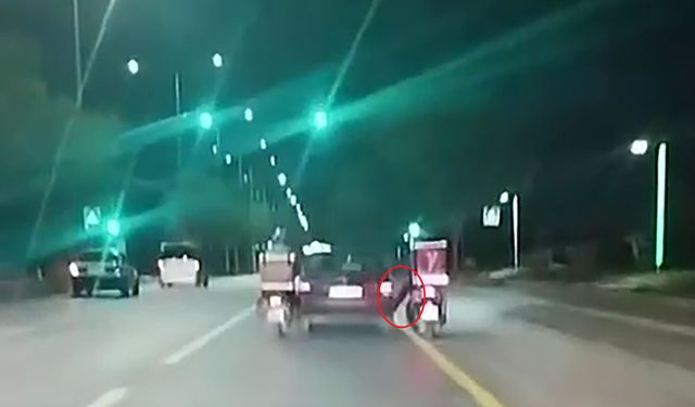 Seyir halinde yakıtı biten otomobili motosikletli kuryeler ayaklarıyla itekledi