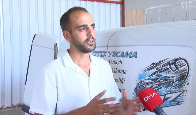 Sokak sokak dolaşıp, kirli araçları ücretsiz yıkayarak sürücülere sürpriz yapıyor