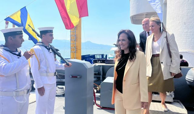 TCG Karşıyaka gemisi Zafer Bayramı'nda ilk kez ziyarete açıldı