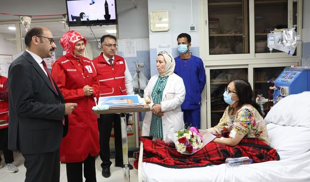 Türk Kızılay Genel Başkanı Yılmaz, Kahire'de Gazzeli hastaları ziyaret etti