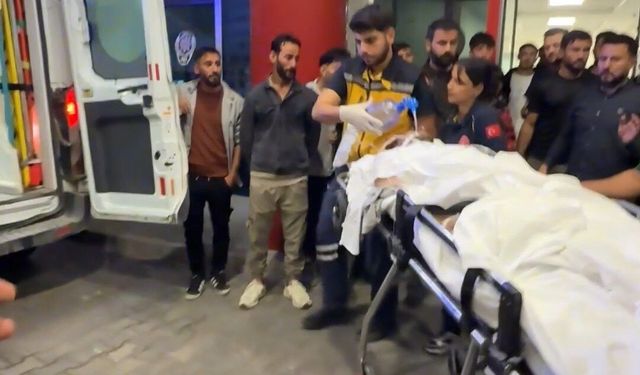 Akıma kapıldığı çatıdan ayaklarından sarkıtılarak indirildi, kaldırıldığı hastanede öldü