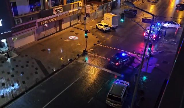 Arnavutköy'de hafif ticari araç ile motosikletin çarpıştığı kaza kamerada: 2 yaralı