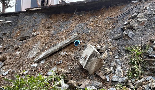 Beşiktaş'ta lisenin istinat duvarının bir bölümü yağış nedeniyle çöktü
