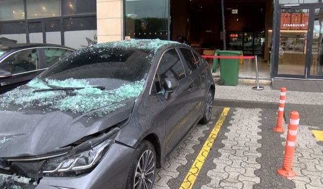 Çekmeköy'de sürücü fren yerine gaza bastı; cip çarptığı otomobille kafeye girdi
