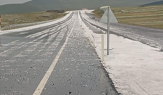 Çıldır kara yolu dolu nedeniyle beyaza büründü