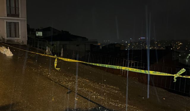 Eyüpsultan'da yağış sonrası toprak kayması; binadaki 25 kişi tahliye edildi