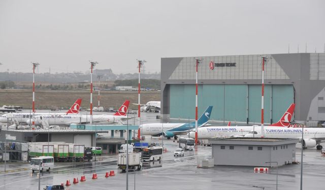 İstanbul Havalimanı'nda borcundan dolayı haczedilen İran havayolu şirketinin uçağının bekleyişi sürüyor