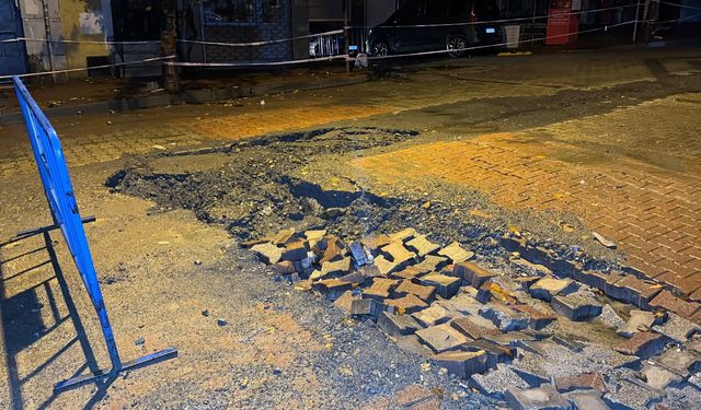 İstanbul'da alt geçidi su bastı; araçlar çöken yolda kaldı