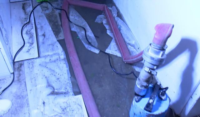 Sultangazi'de bodrum katlarını su bastı; ağlayarak yetkililerden yardım istedi