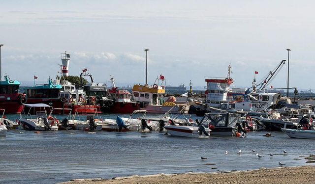 Tekirdağ'da fırtına; eğitim uçuşları iptal edildi, balıkçılar denize açılamadı