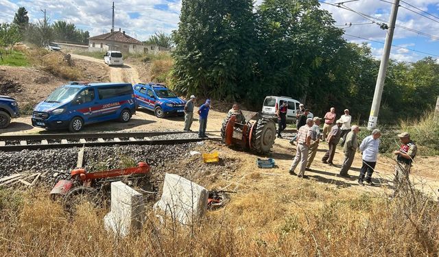 Yük treninin çarptığı traktör ikiye bölündü; işitme engelli sürücü yaralandı