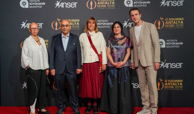 Altın Portakal'da kırmızı halı şıklığı