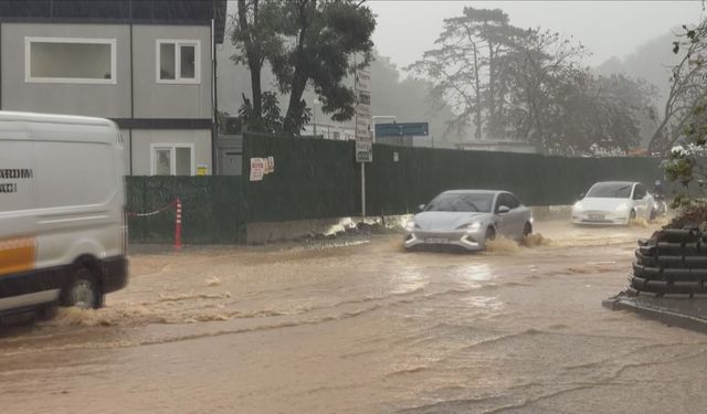 Beykoz'da yollar göle döndü; mahsur kalan sürücüler araçlarını ittirdi
