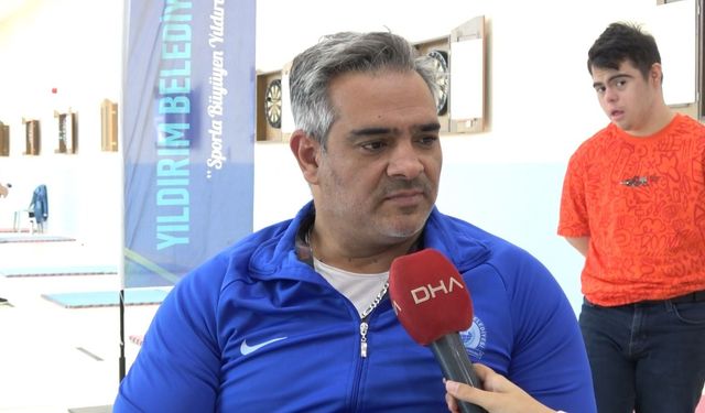 Eski engelli milli atlet, gündüz sporcu yetiştirip, akşam pamuk şeker satıyor