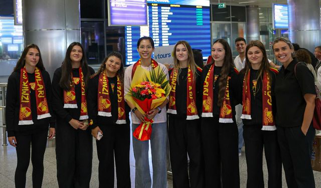 Göztepe'de Zhuang'a çiçekli karşılama