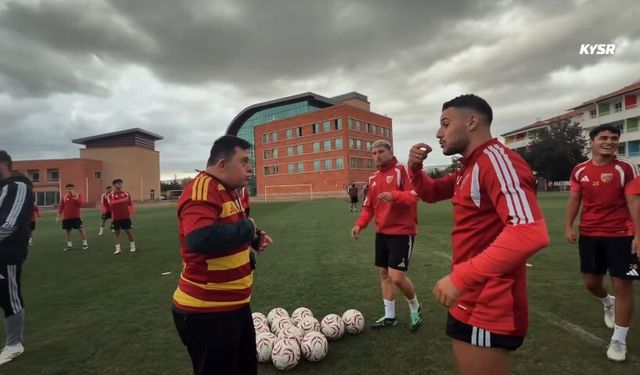 Kayserispor'un down sendromlu taraftarı Mehmet'ten antrenman ziyareti