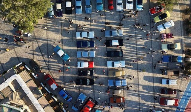 Klasik otomobiller Bodrum sokaklarını renklendirdi