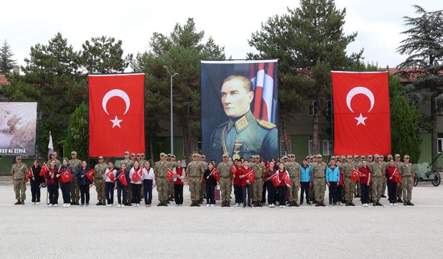 Öğrenciler, 'Mehmetçikle Bir Gün' projesi kapsamında kışlaları ziyaret etti