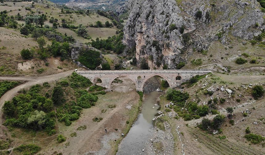 Kemerinde 'Mescit' Bulunan 7 Asırlık Kurt Köprü