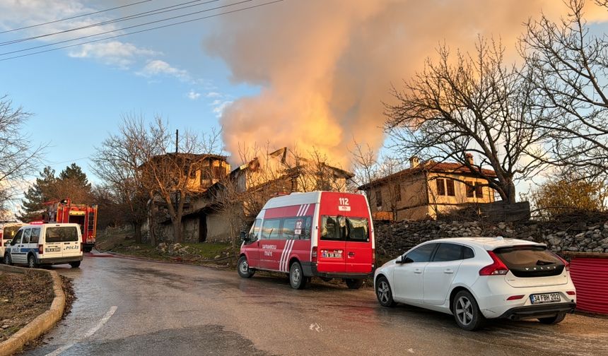 Karabük'te 2 Katlı Ev Yandı