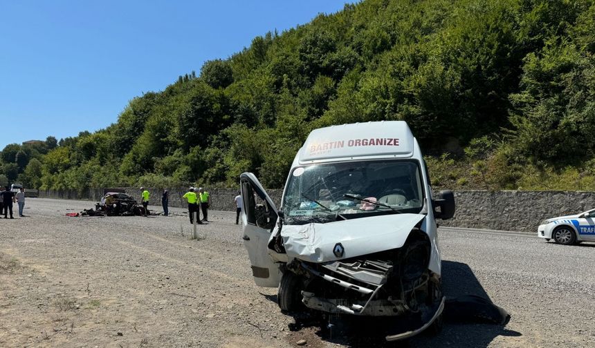 Bartın'da Minibüs İle Otomobil Çarpıştı: 6 Yaralı