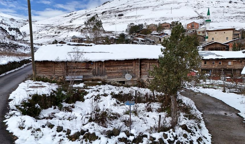 Karadeniz’de Kar Yağdı Yaylacılar Dönüşe Geçti