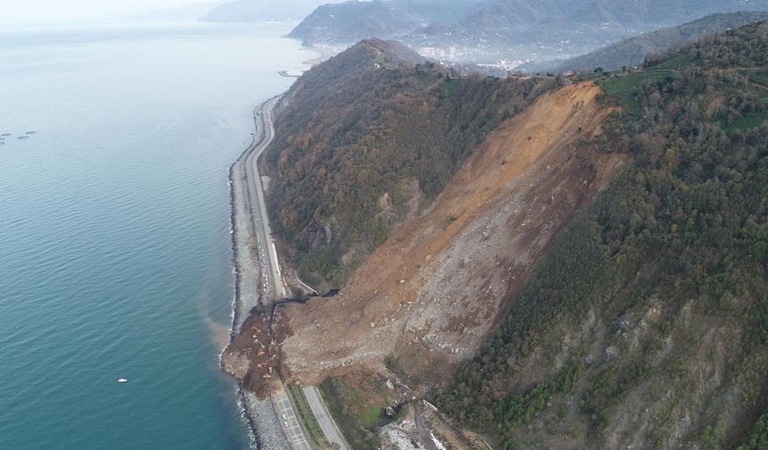 Karadeniz Sahil Yolu'nda Heyelan! Toprak Altında Araç Olabilir