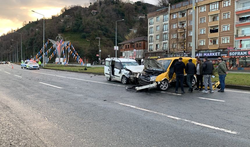 Rize Sahil Yolunda Kazada 2 Kişi Yaralandı