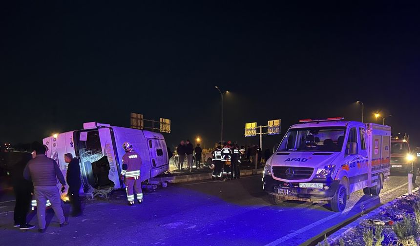 Uşak'ta otomobil ile işçi servisi çarpıştı: 28 yaralı