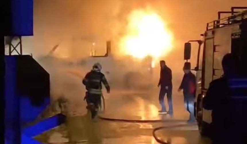 Amasya’da Seyir Halindeyken Alev Alan Minibüs Yandı