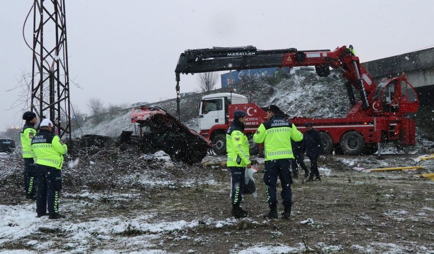 Düzce'de Feci Kaza: Araçlar Köprüden Uçtu: 2 Ölü