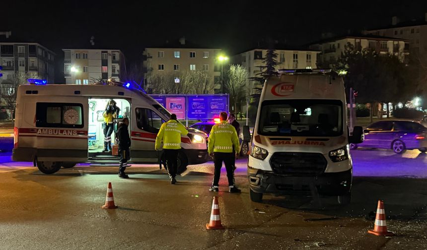 Çorum'da Ambulans ile Otomobil Çarpıştı; 2 Yaralı