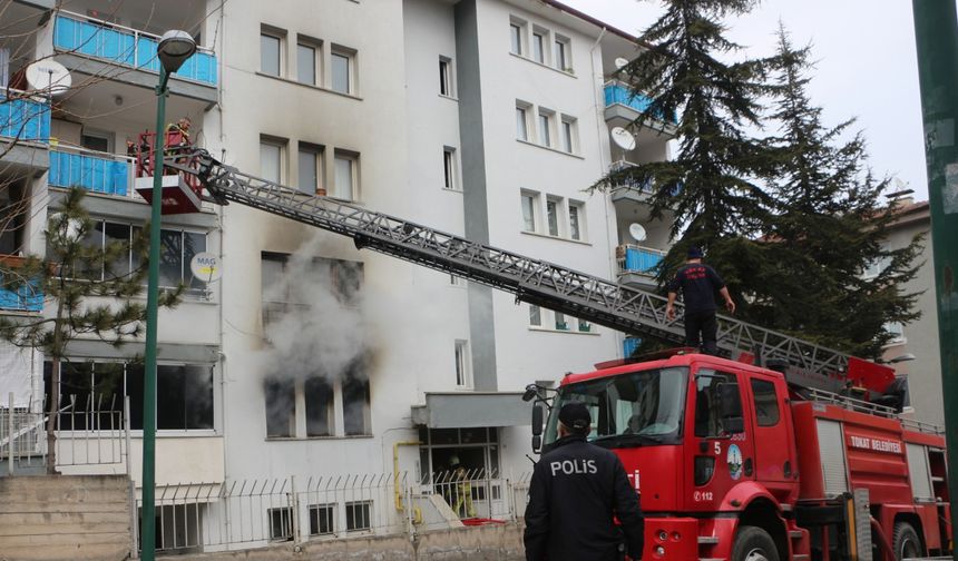 Tokat'ta Apartman Yangını; 12 Kişi Dumandan Etkilendi