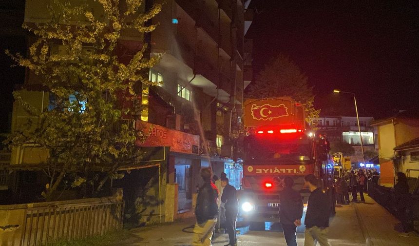 6 katlı binanın giriş katındaki yangın söndürüldü
