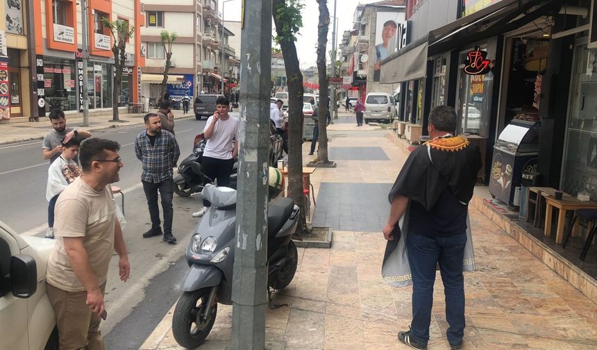 Deprem nedeniyle yarım kalan tıraşı dışarıda bitirdi