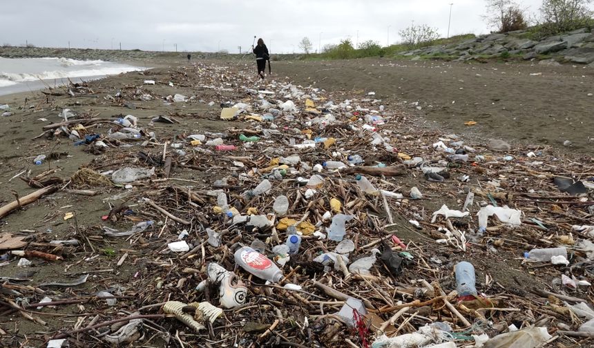 Derelerle sürüklenen çöpler Karadeniz'i kirletiyor