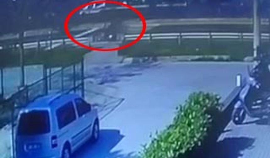 Motosikletle, elektrikli mopedin çarpıştığı kaza kamerada