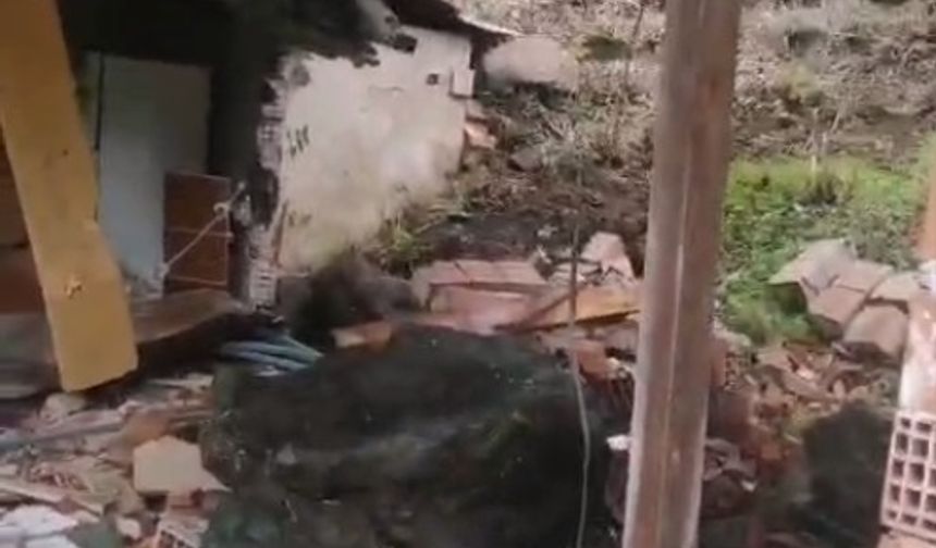 Rize’de heyelan; yamaçtan kopan kayalar eve çarptı