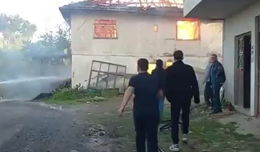 Zonguldak'ta 2 katlı ev alev alev yandı